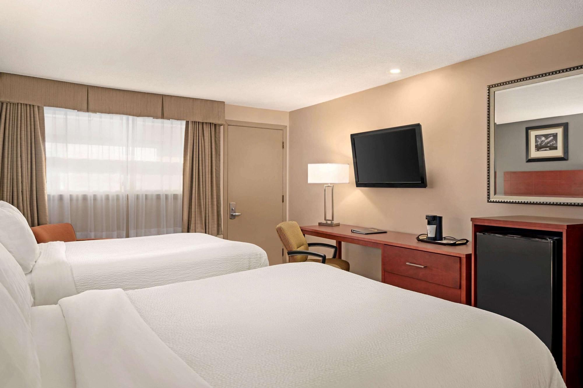 Days Inn By Wyndham Фредериктън Екстериор снимка
