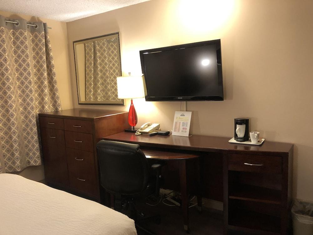 Days Inn By Wyndham Фредериктън Екстериор снимка